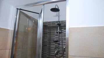 Chuveiro, chuveiro com efeito de chuva, produtos de toalete de grife