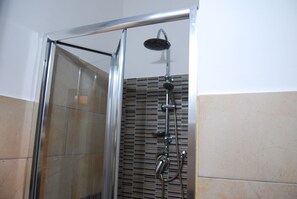Shower, rainfall showerhead, designer toiletries, hair dryer - Guesthouse outside the Port (Civitavecchia)