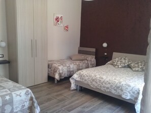 Desk, free WiFi - Guesthouse outside the Port (Civitavecchia)