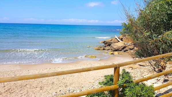 على الشاطئ، كراسي للتشمس، مناشف للشاطئ