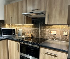 Een koelkast, een microgolfoven, een oven, een kookplaat