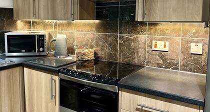 Lovely 1-bedroom property with balcony in West end