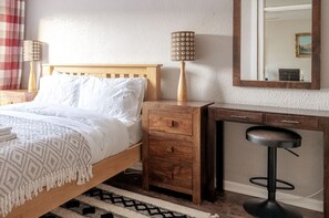 2 slaapkamers, een bureau, een strijkplank/strijkijzer, reisbedje