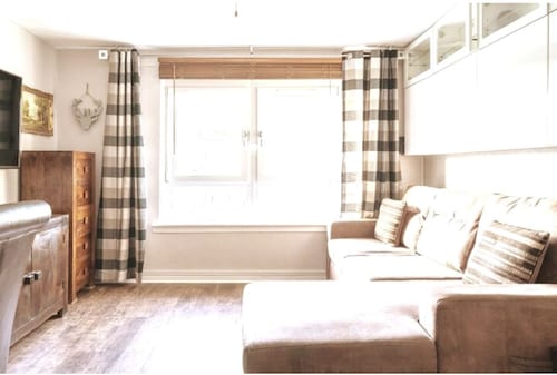 Lovely 1-bedroom property with balcony in West end