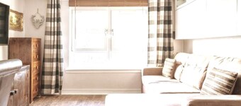 Lovely 1-bedroom property with balcony in West end