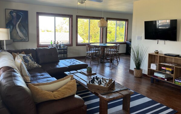 Smart TV, DVD player, books - Quiet Home With Sound Views! (Harkers Island)