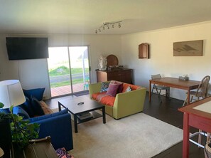 Smart TV, books, stereo - Welcome Home to Fat Robin Farm (Fort Bragg)