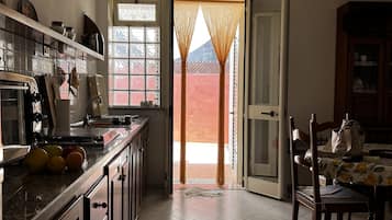 Refrigerador, horno, parrilla de estufa y cafetera y tetera