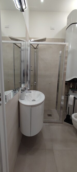 Family Room, Private Bathroom (1 Magnolia) | Bathroom | Shower, hydromassage showerhead, hair dryer, bidet - Maria in Vaticano (Rome)