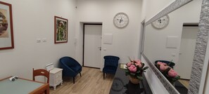 家庭房, 私人浴室 (2 Orchidea) | 起居区 | 40-英寸LED 电视（配备收费电视频道）、电视、Netflix