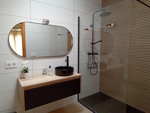 Haartrockner, Bidet, Handtücher