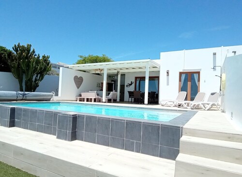 Villa with ocean & mountain view, pool & Jacuzzi