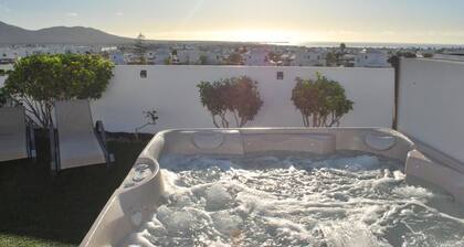 Villa with ocean & mountain view, pool & Jacuzzi