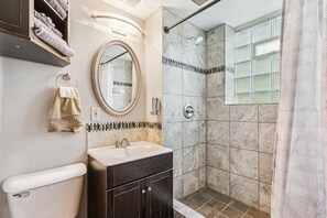Douche, sèche-cheveux, serviettes fournies, savon