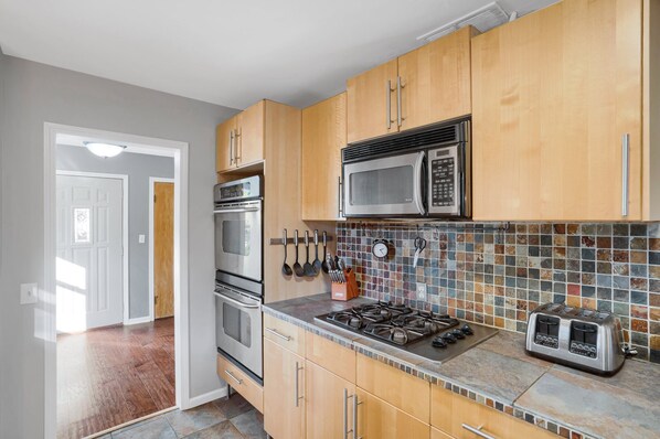 Fridge, oven, dishwasher, cookware/dishes/utensils