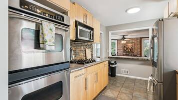 Réfrigérateur, four, lave-vaisselle