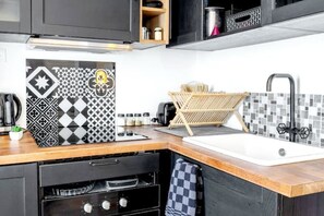 Réfrigérateur, micro-ondes, four, plaque de cuisson