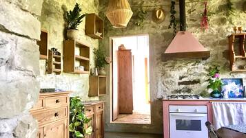 Een koelkast, een oven, een kookplaat, een vaatwasser