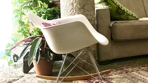 A rocking chair with a white cushion and metal legs, positioned on a patterned rug. - Adorable retreat in the woods with pool, near Florence! (Toscana)