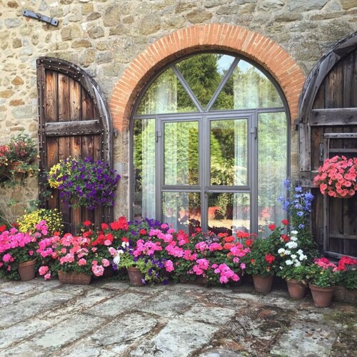 Adorable retreat in the woods with pool, near Florence!