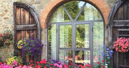 Adorable retreat in the woods with pool, near Florence!