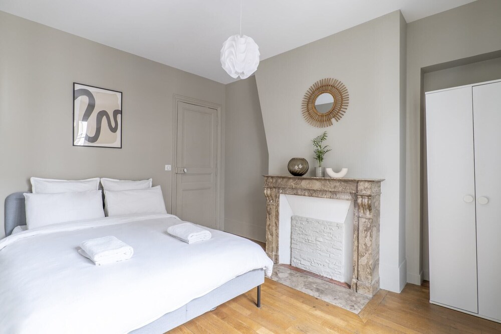 Buisson SaintLouis Two Bedroom Apartment, Sleeps 4 Paris FeWodirekt