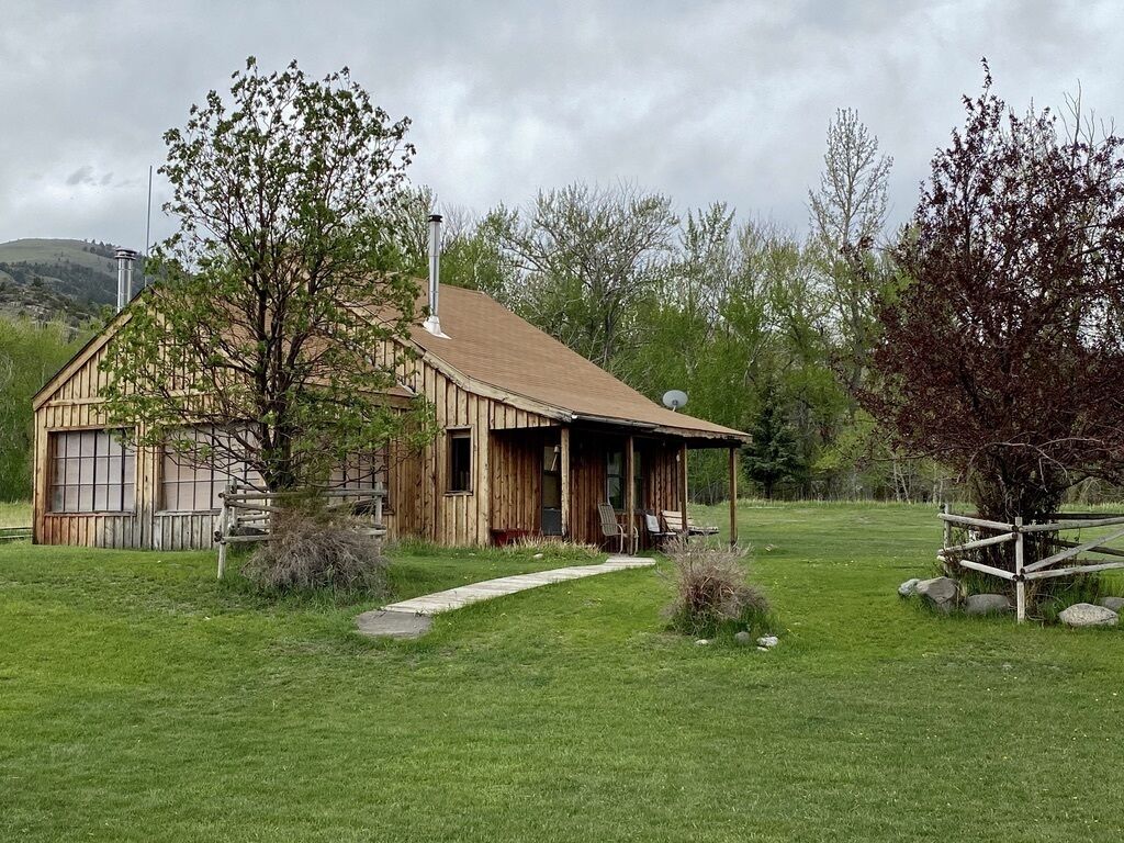 Family/dog-friendly cabin, heart of Paradise Valley, 30 min north of Yellowstone
