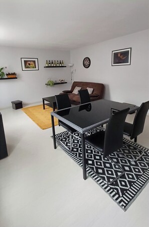 Dining - Furnished tourist accommodation between station and city of gastronomy and wine (Dijon)