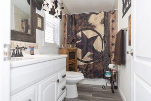 Een douche, een haardroger, handdoeken, zeep