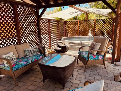 Wagon Wheel Ranch close to DVNP with hot tub and cowboy pool