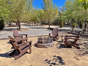 Terrace/patio - Wagon Wheel Ranch close to DVNP with hot tub and cowboy pool (Pahrump)