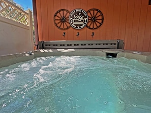 Outdoor spa tub - Wagon Wheel Ranch close to DVNP with hot tub and cowboy pool (Pahrump)