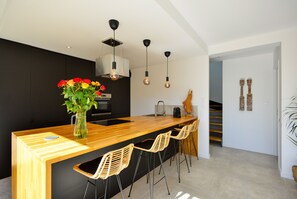 Een koelkast, een microgolfoven, een oven, een kookplaat