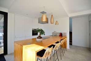 Fridge, microwave, oven, stovetop - A 200m de la plage, la Villa YANG (Saint-Pierre-Quiberon)