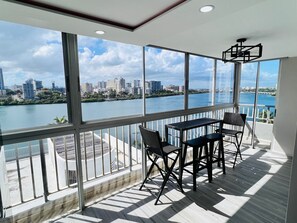 Outdoor dining - The Blue Lagoon-Ocean Pad - Brand NEWLY REMODELED 2023 (San Juan)