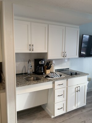 Refrigerador con congelador, microondas y parrilla de estufa 