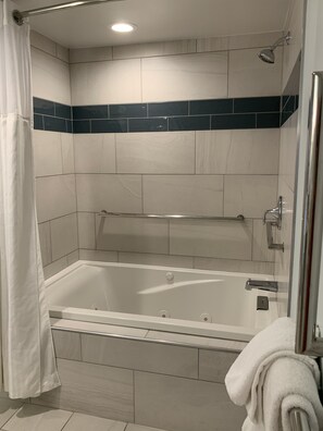 Dusche, Whirlpool, Haartrockner, Handtücher