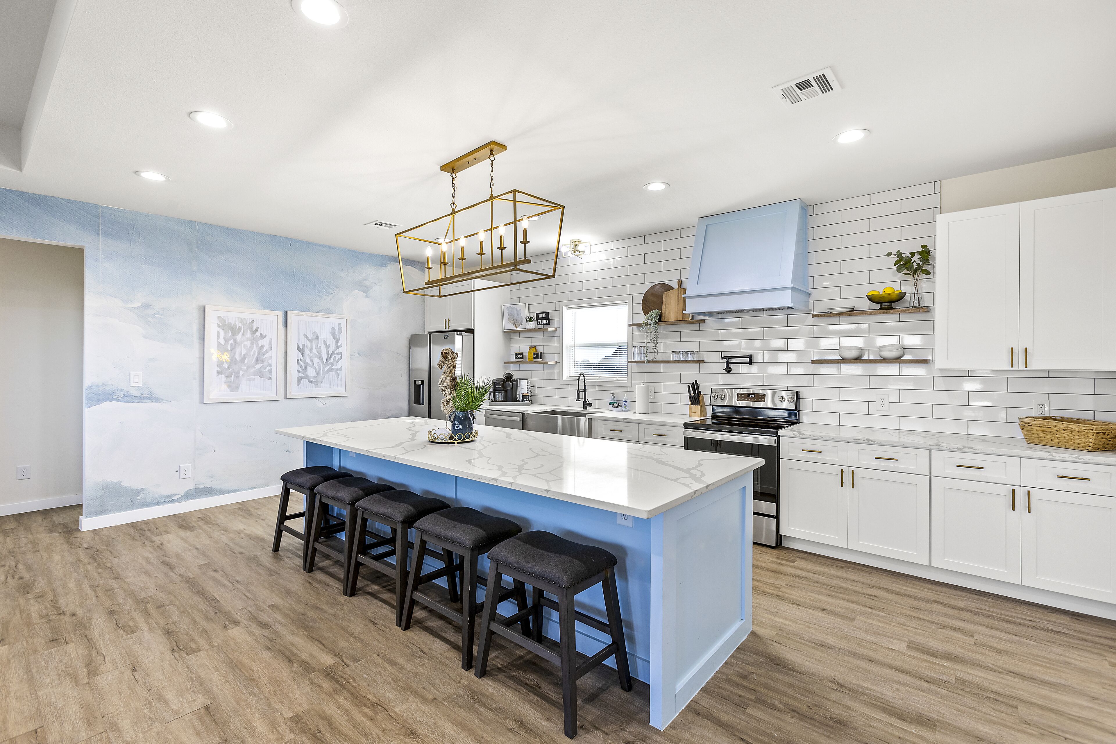 Kühlschrank, Ofen, Herdplatte, Kochgeschirr/Geschirr/Besteck