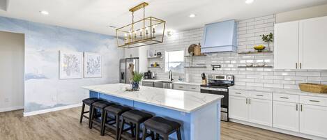 Kühlschrank, Ofen, Herdplatte, Kochgeschirr/Geschirr/Besteck