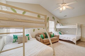 4 Schlafzimmer, Schreibtisch, Bügeleisen/Bügelbrett, Reisekinderbett