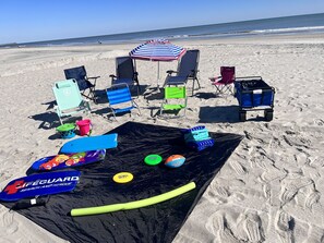 Una spiaggia nelle vicinanze, lettini da mare, teli da spiaggia