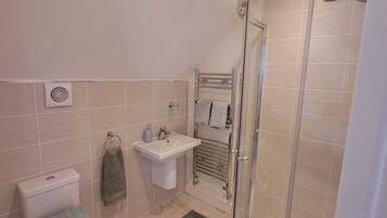 Dusche, Haartrockner, Handtücher, Seife