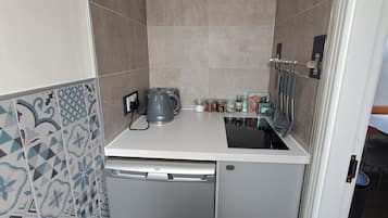 Frigorífico, microondas, placa de cocina y hervidor eléctrico
