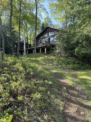 Exterior - Stunning Fall Colours, Lake and Forest view, hiking. (Harcourt)