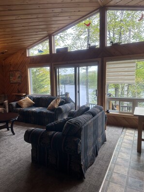 Smart TV, fireplace - Stunning Fall Colours, Lake and Forest view, hiking. (Harcourt)