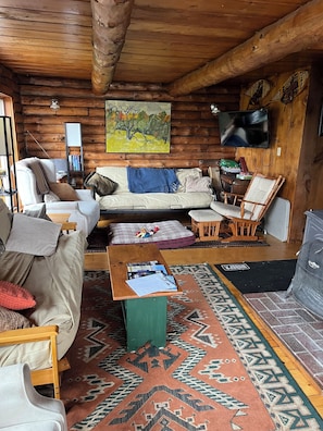Een televisie, een open haard en boeken
