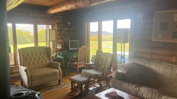 Téléviseur, foyer, livres