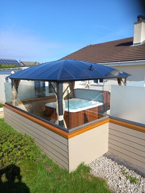 Outdoor spa tub - Cosy Rural Bungalow In Cornwall between Falmouth and Helston Nr Penryn Campus (Nr Penryn Cornwall)
