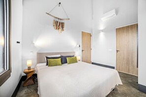 2 chambres, coffre-fort, fer et planche à repasser, lit de bébé portatif