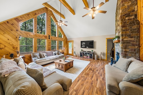 30%OFF Mountain Cabin - 2 King Beds, Hot Tub, Game Room, Mini Golf, EV Charger